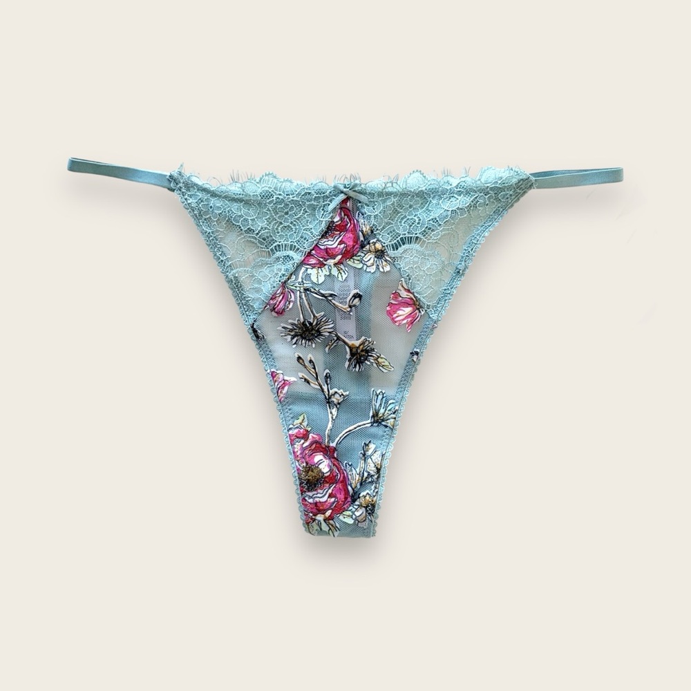Victoria’s Secret Thong Panty Medium New